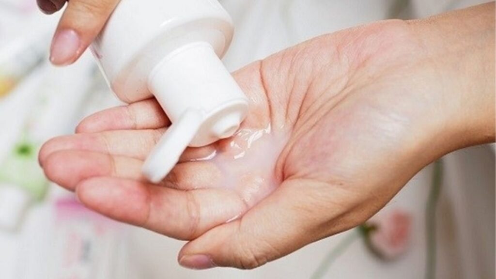 Cách khắc phục cô bé bị thâm an toàn, nên bắt đầu từ đâu? 6 Làm sạch vùng kín nhẹ nhàng không chà xát mạnh