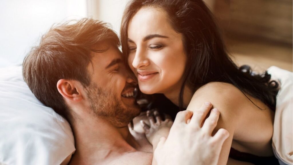 So sánh dirty talk trực tiếp sexting và phone sex