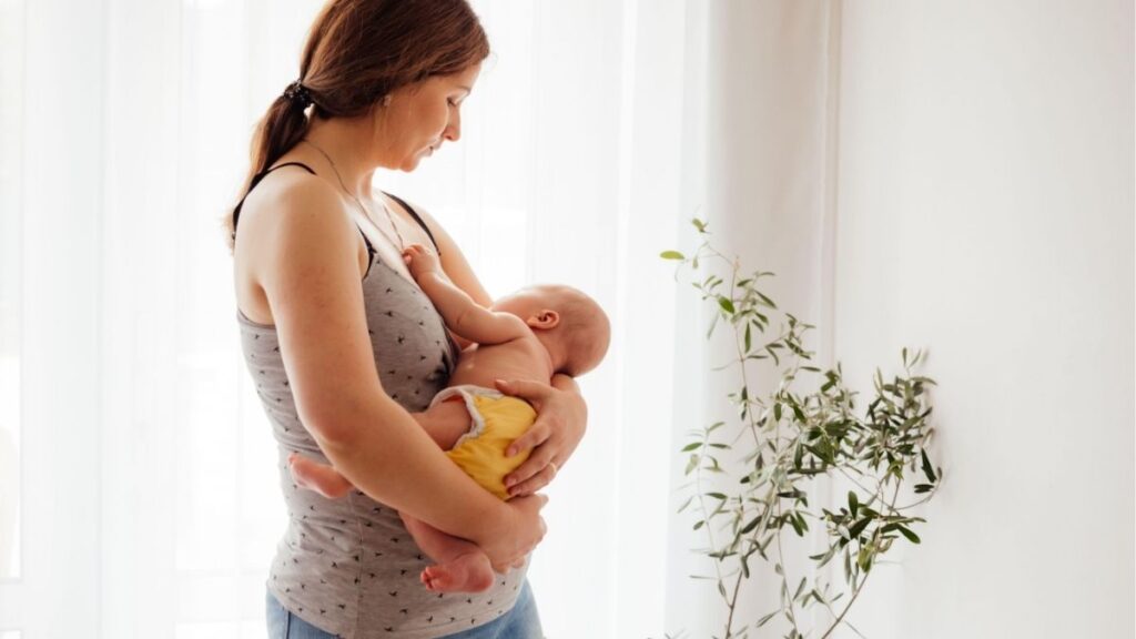 Estrogen giảm sau sinh gây khô âm đạo