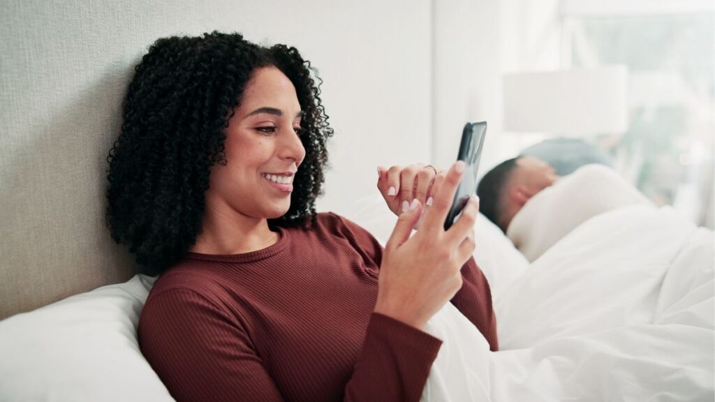 sexting là gì và cách hai người trò chuyện thân mật qua điện thoại